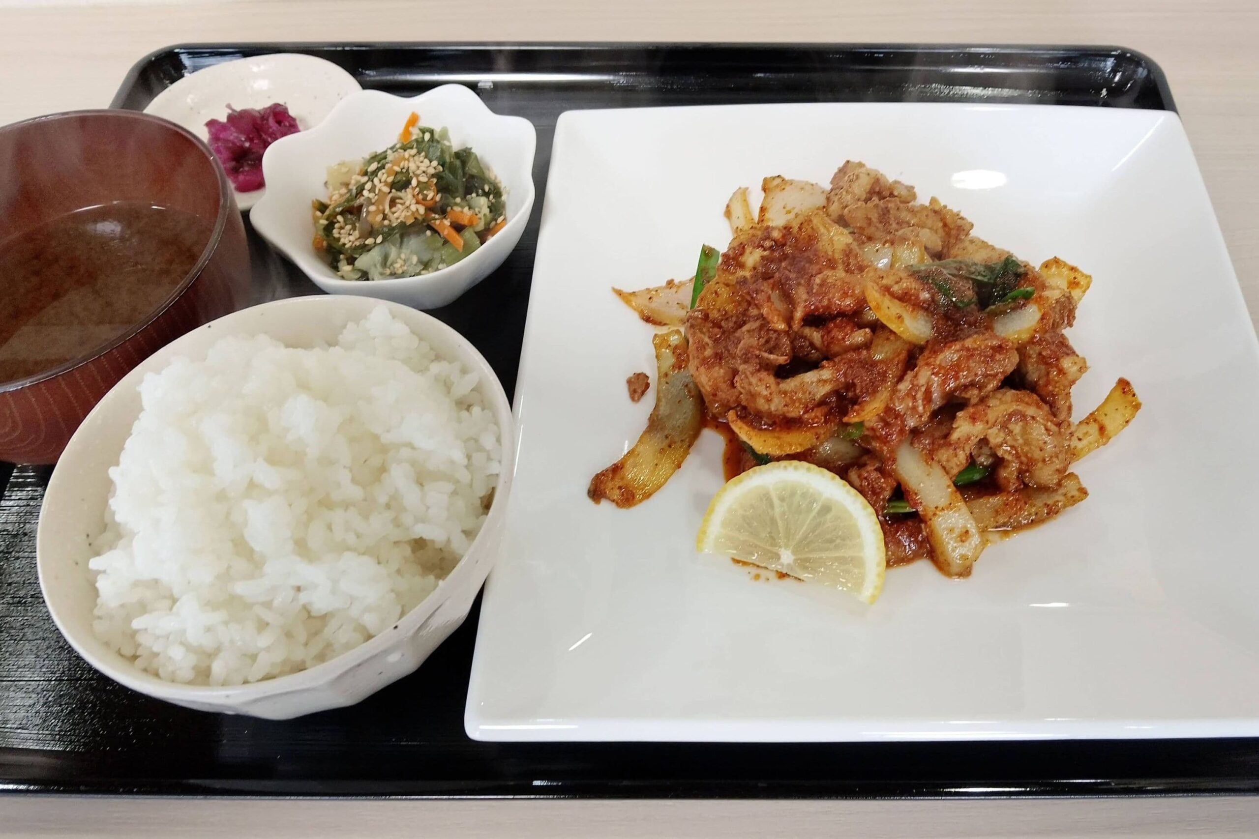 ぴりぴり肉炒め定食